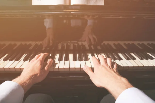 Male hands playing piano — Stock Photo, Image