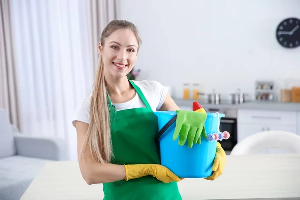Travailleur avec fournitures de nettoyage — Photo