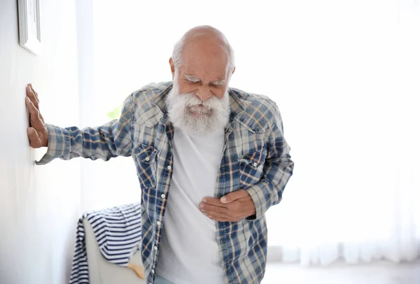 Senior man met pijn in buik — Stockfoto