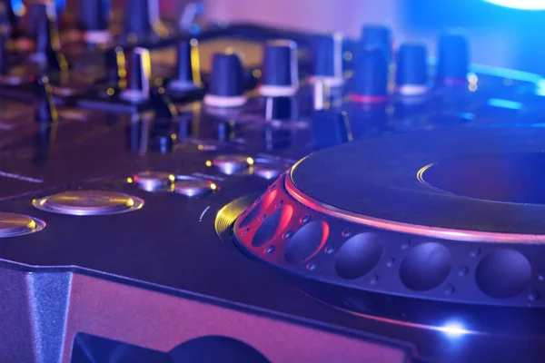 DJ mixer em boate — Fotografia de Stock