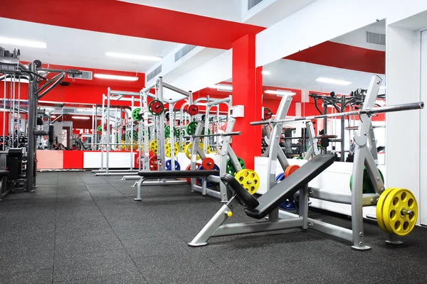 Wnętrze siłowni z wyposażeniem — Zdjęcie stockowe