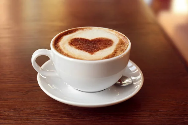 Tasse mit heißem, leckerem Kaffee — Stockfoto