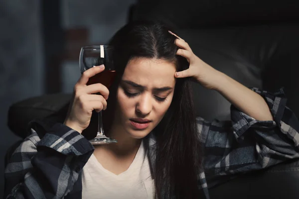 Депрессивная молодая женщина пьет — стоковое фото