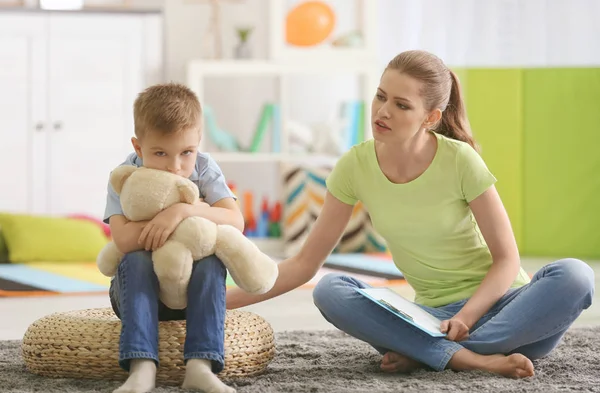 Psycholoog werken met jongen — Stockfoto