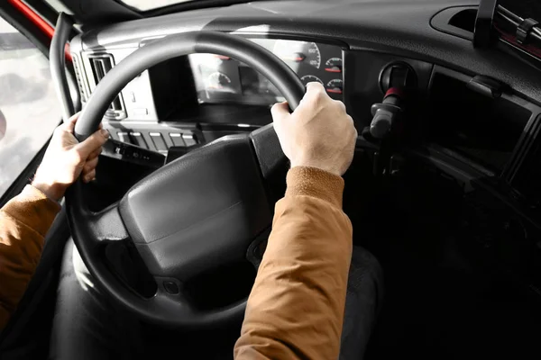 Autista in cabina di grande camion moderno, primo piano — Foto Stock