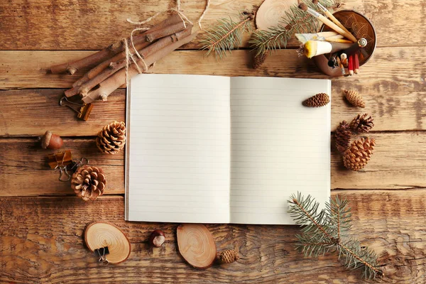 Samenstelling van geopende notebook en decoraties — Stockfoto