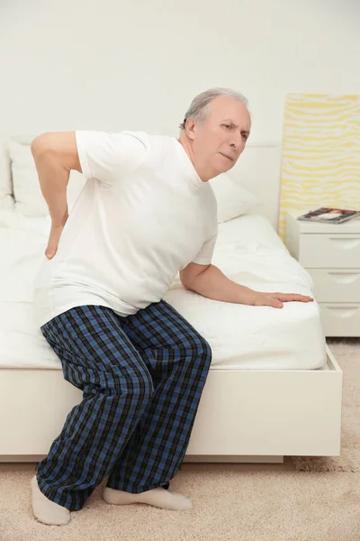 Senior Leidet Unter Rückenschmerzen Während Hause Bett Sitzt — Stockfoto