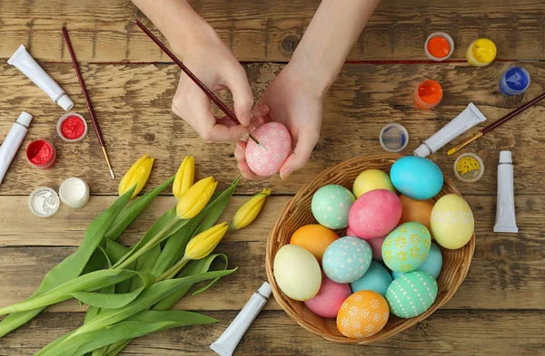 Mujer pintando huevos de Pascua —  Fotos de Stock