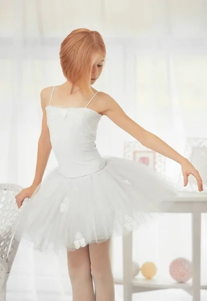 Liten ballerina dansare hemma — Stockfoto