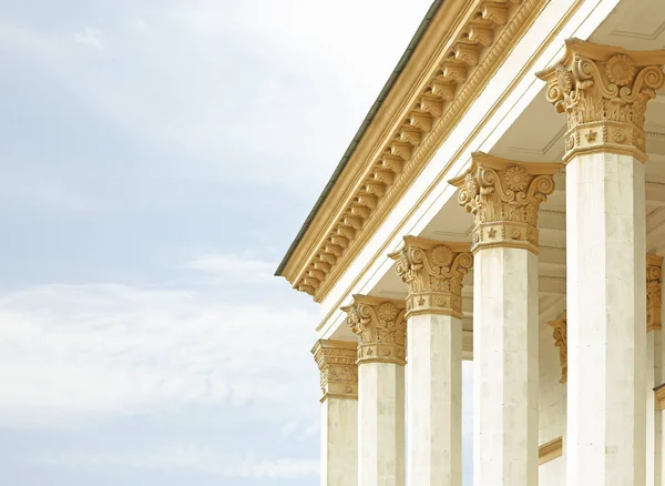 Gebouw met kolommen in neoklassieke stijl — Stockfoto