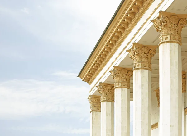 Edificio con columnas de estilo neoclásico — Foto de Stock