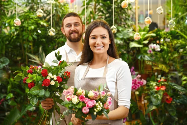Férfi és női virágkereskedések — Stock Fotó
