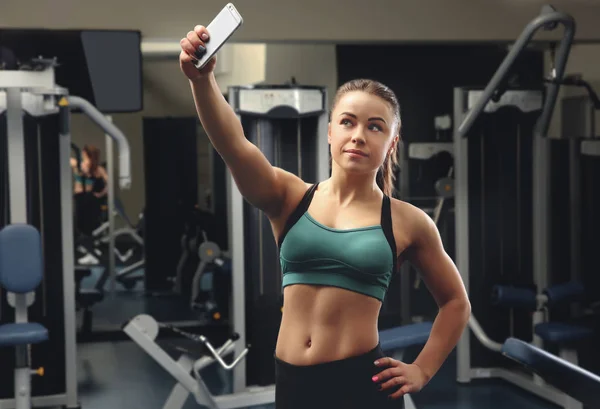 Mujer tomando selfie —  Fotos de Stock