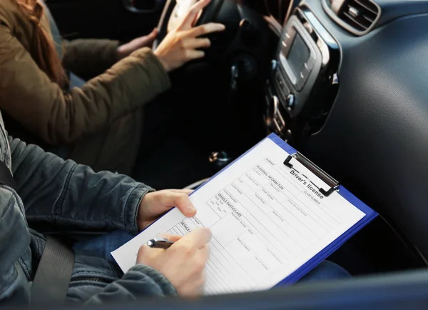 Instructor Escuela Conducción Que Examen Mientras Está Sentado Coche Primer — Foto de Stock