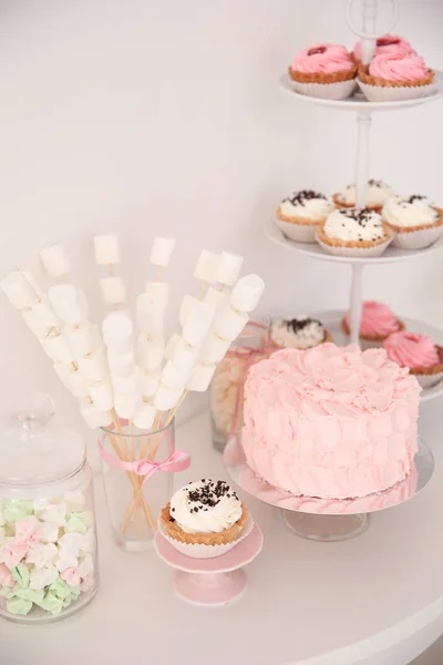 Leckere Süßigkeiten auf dem Tisch — Stockfoto