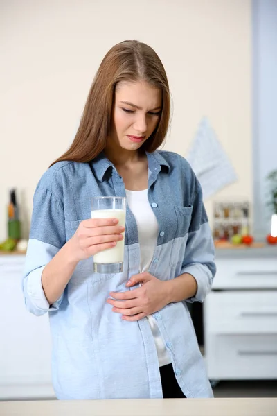 Wanita dengan alergi susu memegang segelas susu — Stok Foto