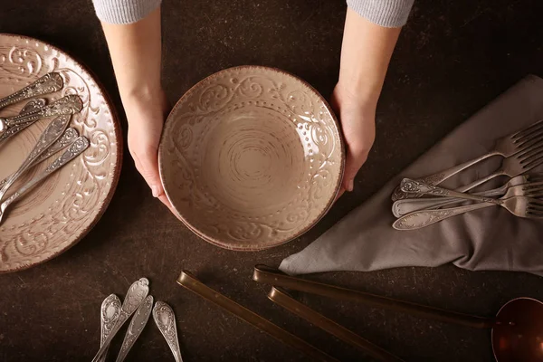 Manos femeninas sosteniendo plato — Foto de Stock