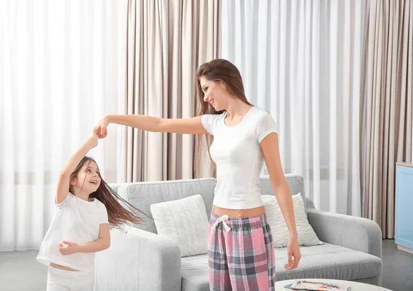 Mère dansant avec sa fille dans la chambre — Photo