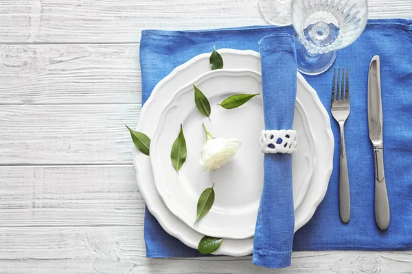 Configuração da mesa no guardanapo de cor — Fotografia de Stock