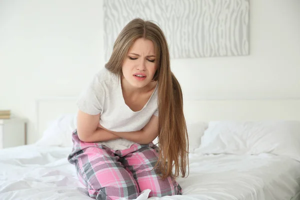 Mujer sintiendo dolor de estómago — Foto de Stock