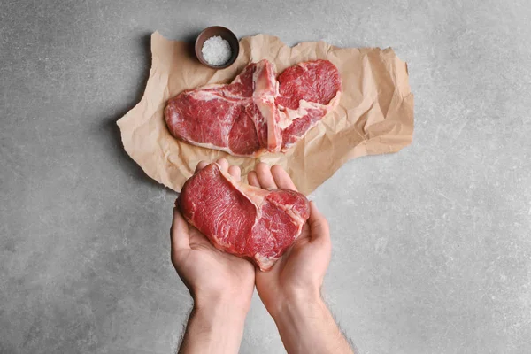 Uomo cucina carne — Foto Stock