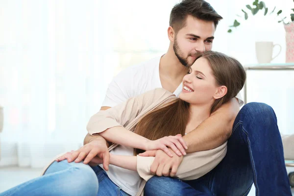 Pareja joven juntos — Foto de Stock