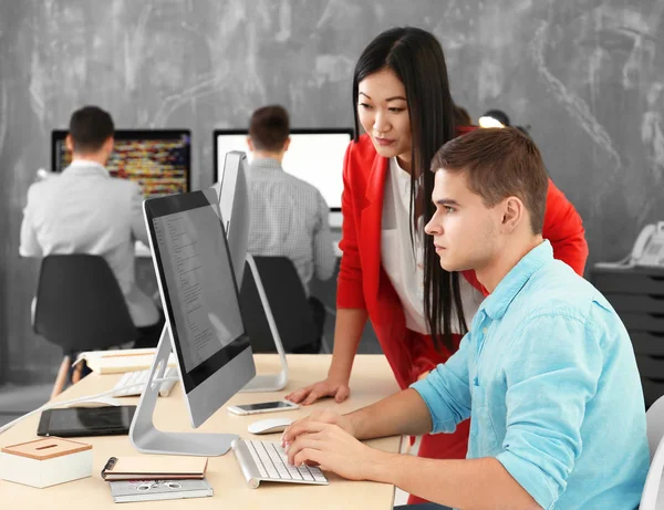 Jóvenes programadores trabajando en la oficina —  Fotos de Stock