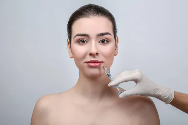 Hermosa Mujer Joven Recibiendo Inyección Relleno Cara Sobre Fondo Blanco — Foto de Stock