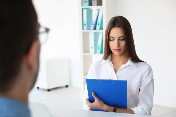 Job interview concept. HR manager interviewing man — Stock Photo, Image