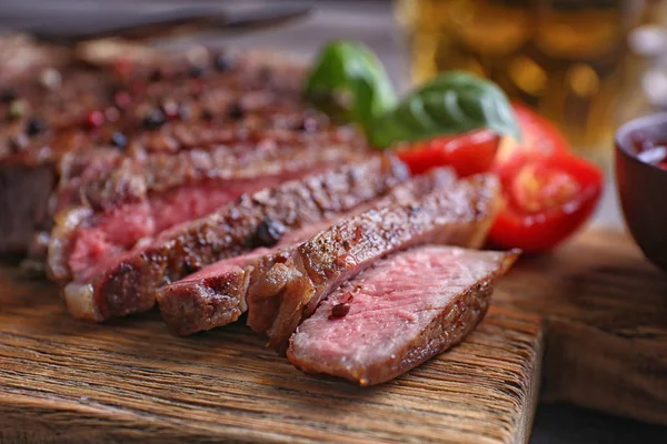 Grilled steak with tomatoes — Stock Photo, Image