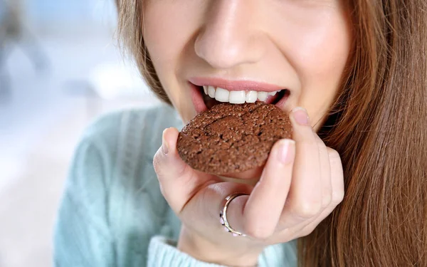 Žena stravovací cookie — Stock fotografie