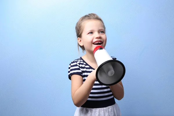 Schattig klein meisje met megafoon — Stockfoto