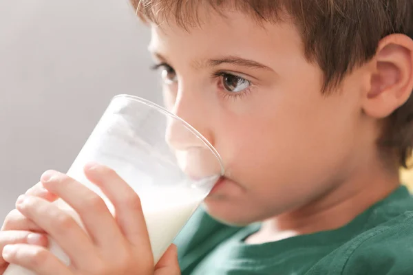 Barn som dricker mjölk — Stockfoto