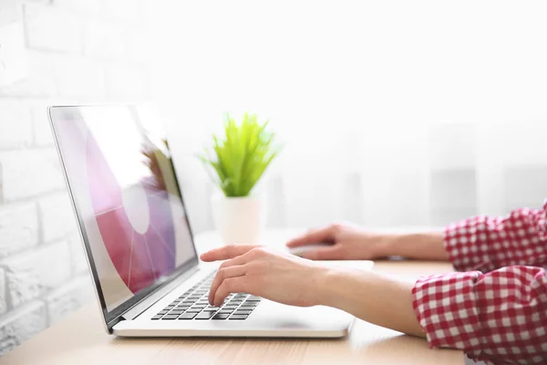 Vrouw werkt op laptop — Stockfoto