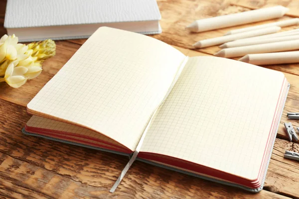 Notebook aberto sobre mesa de madeira — Fotografia de Stock