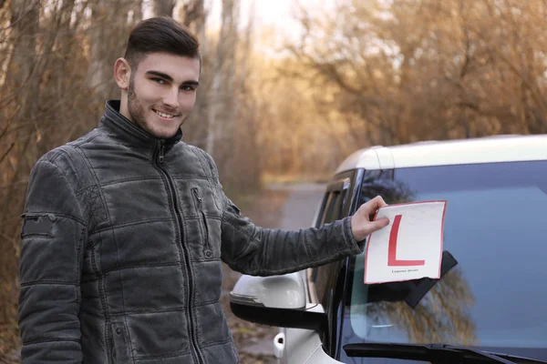 Молодий Чоловік Видаляє Ярлик Вітрового Скла Автомобіля Після Отримання Водійських — стокове фото