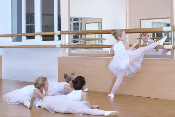 Groep van mooie meisjes voor het beoefenen van ballet in klasse — Stockfoto