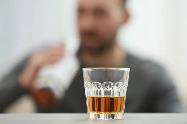 Vidrio con whisky en la mesa — Foto de Stock