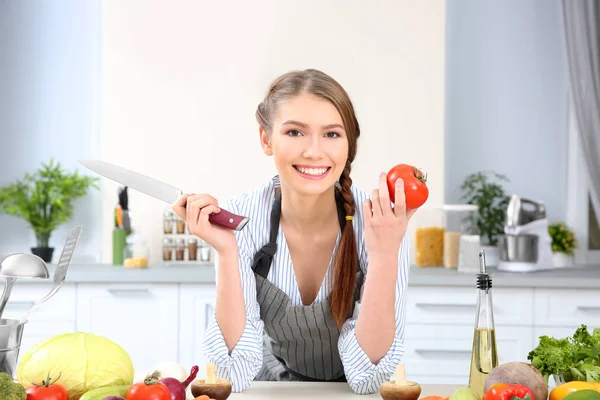 Giovane Donna Che Cucina Casa — Foto Stock