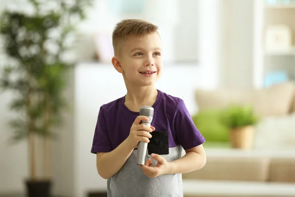 Niedlicher kleiner Junge — Stockfoto