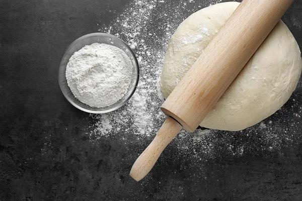 Rolling pin with dough — Stock Photo, Image