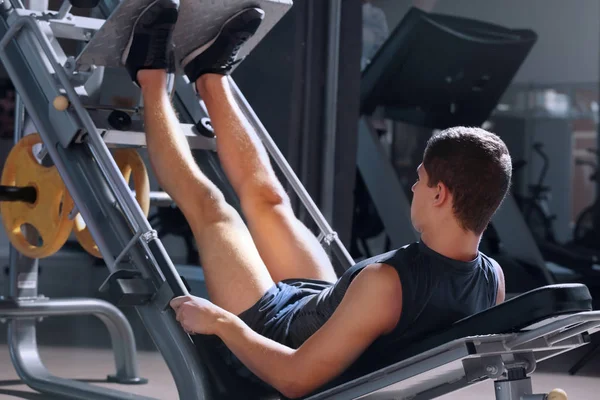 Entrenamiento de hombre atlético en gimnasio moderno — Foto de Stock