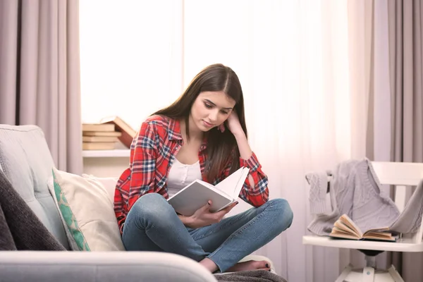 Frau liest Buch — Stockfoto