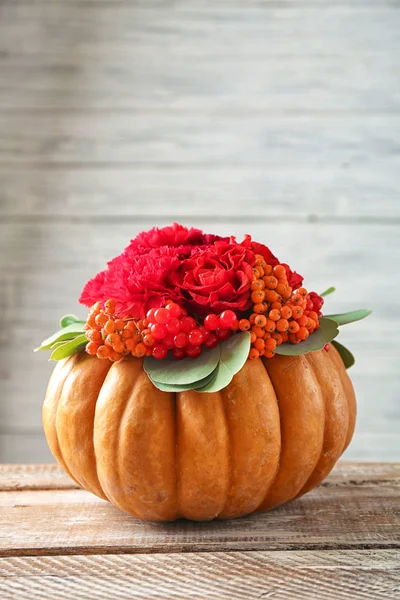 Calabaza con flores y bayas —  Fotos de Stock