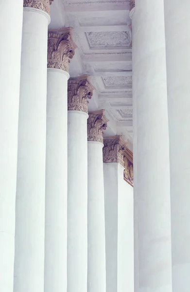 Edificio con columnas de estilo neoclásico — Foto de Stock