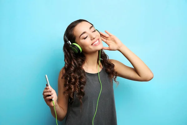 Mulher bonita em fones de ouvido — Fotografia de Stock