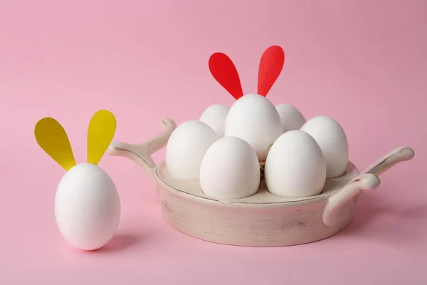 Uova di Pasqua con decorazioni divertenti — Foto Stock