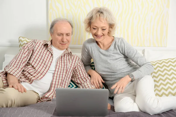 Pareja mayor haciendo videollamada — Foto de Stock