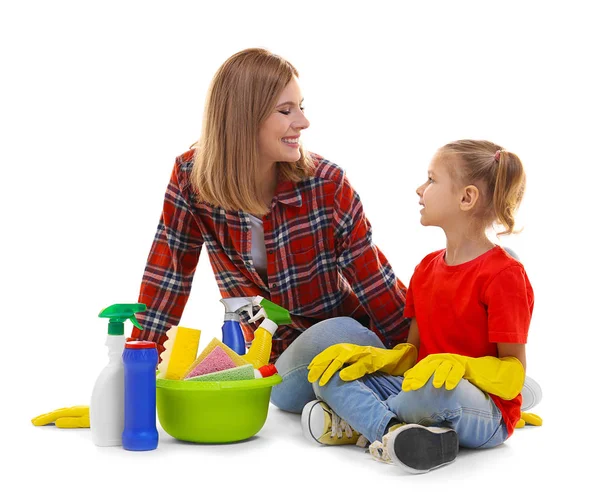 Menina e mãe com suprimentos de limpeza — Fotografia de Stock