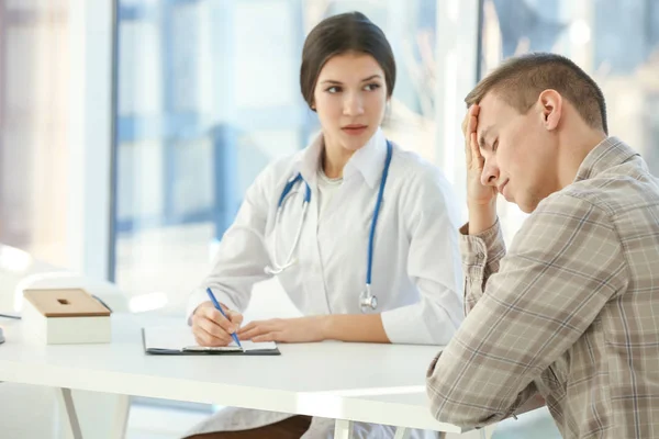 Jeune homme déprimé au cabinet du médecin — Photo